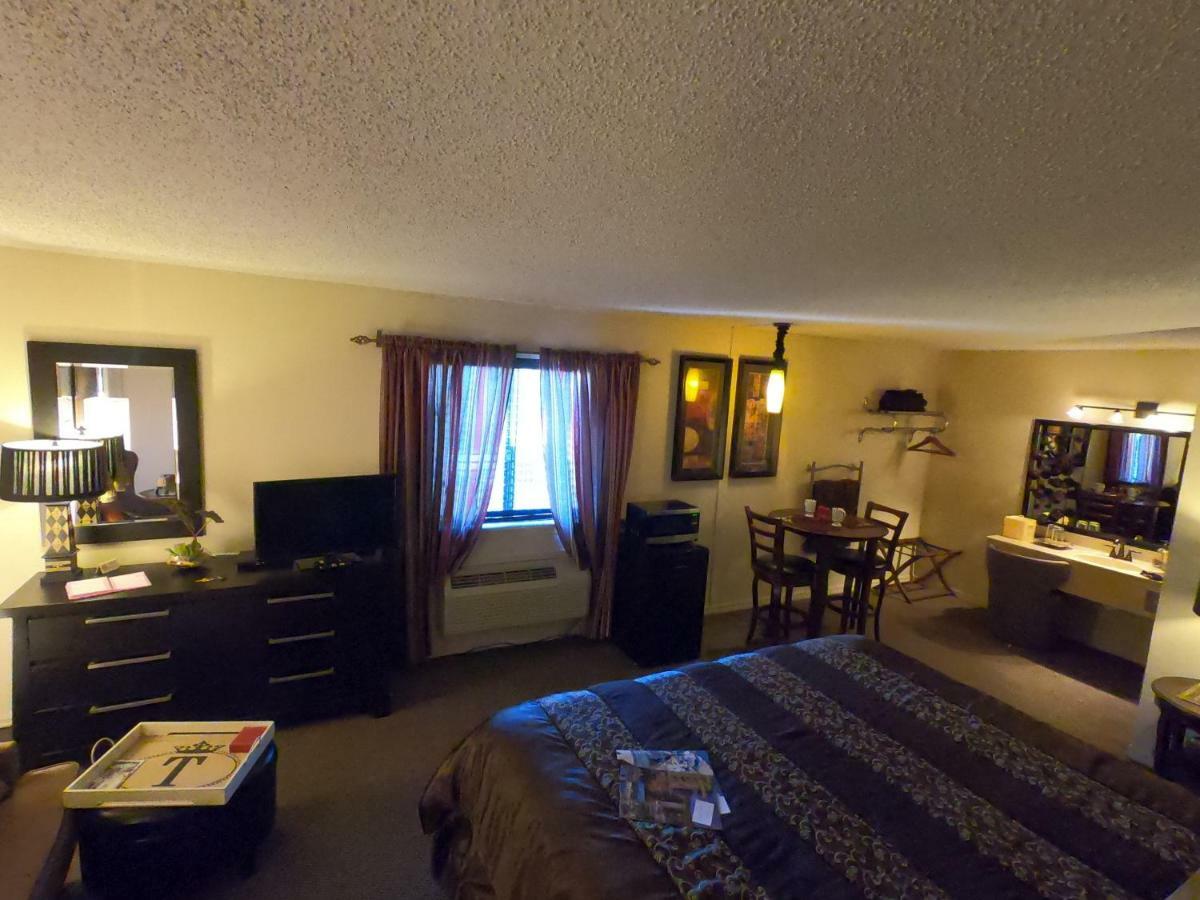 Tradewinds Lodging Юрека Спрингс Екстериор снимка